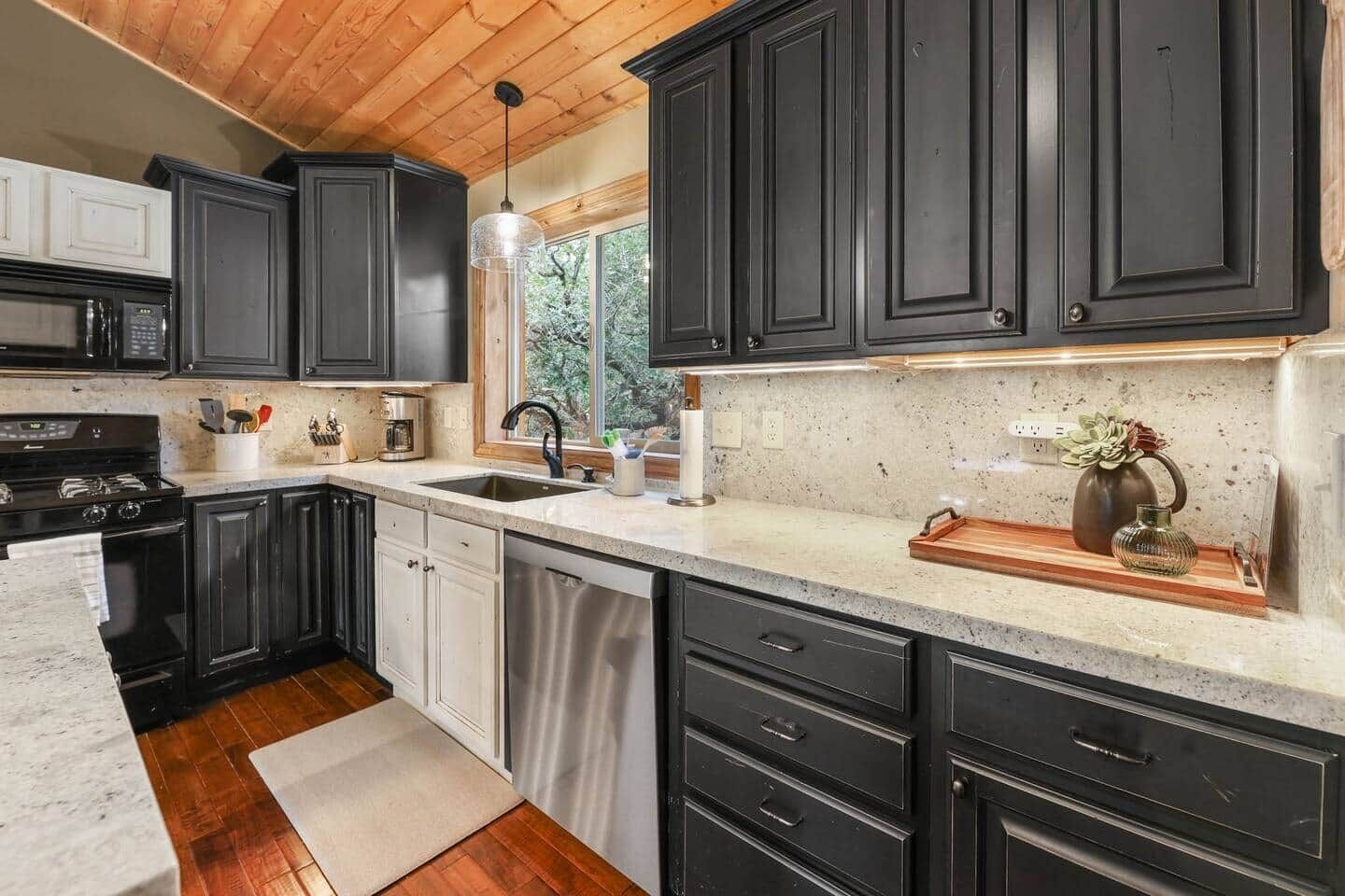 Kylskåp, mikrovågsugn, ugn och spishäll