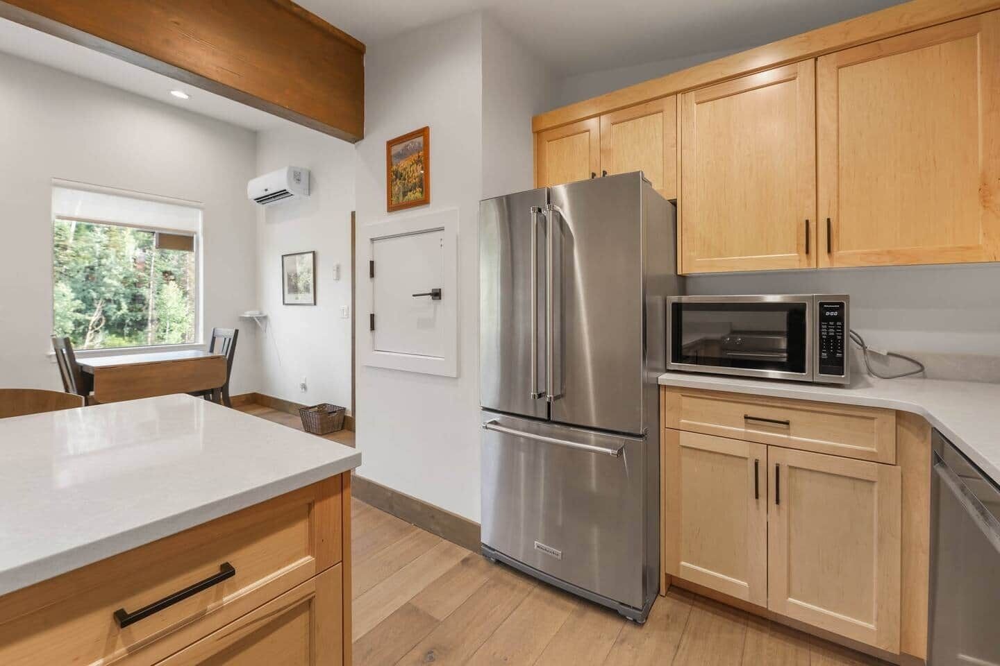 Kylskåp, mikrovågsugn, ugn och spishäll