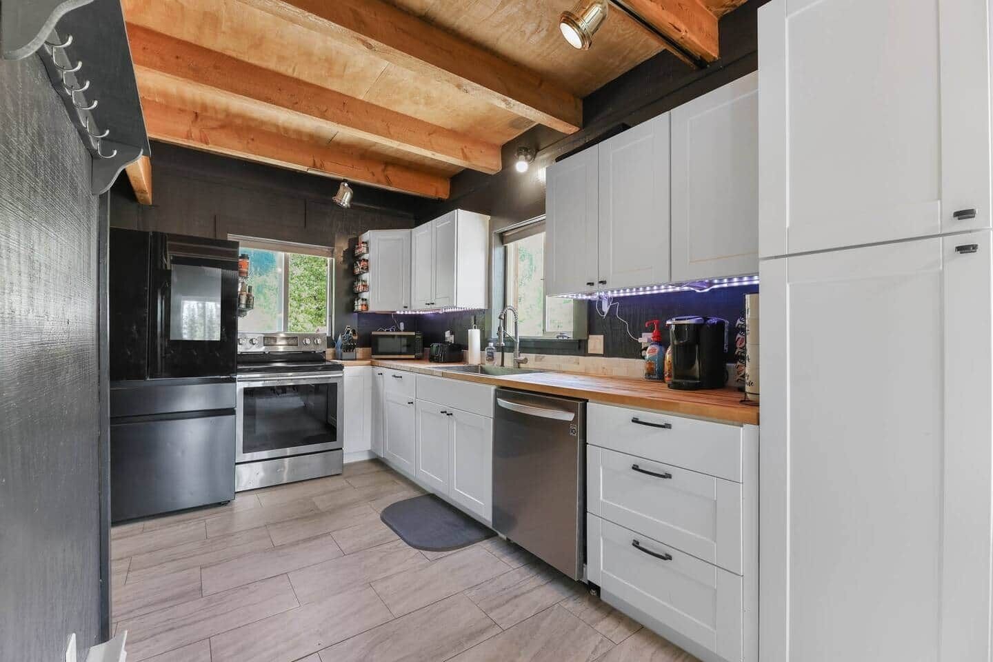 Kylskåp, mikrovågsugn, ugn och spishäll