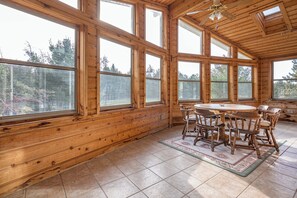 Dining - Marvelous 4-bedroom house with 5 Acres of Land 5 Minutes from Downtown Dells (Wisconsin Dells)
