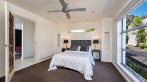 5 slaapkamers, een bureau, een strijkplank/strijkijzer, reisbedje