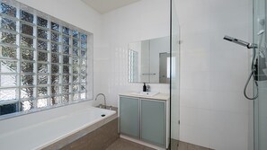 Een douche, een haardroger, handdoeken