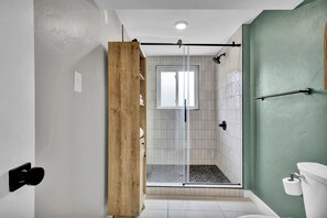 Een haardroger, handdoeken, zeep, toiletpapier