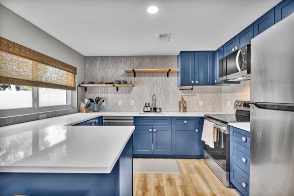 Een magnetron, een oven, een kookplaat, een vaatwasser