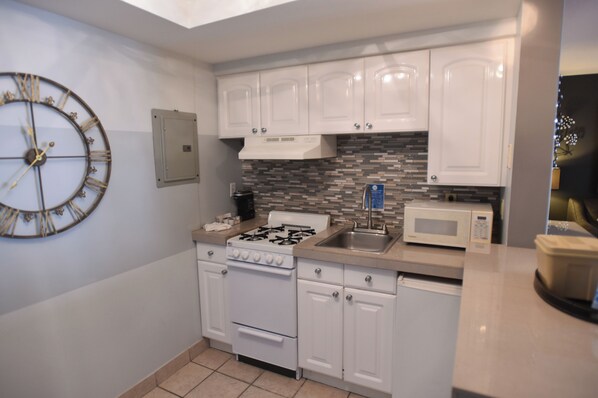 Luxury Suite, Multiple Beds, Kitchen | Private kitchen | Microwave, oven, stovetop, cookware/dishes/utensils - Mykonos Desert Suites  (Palm Springs)