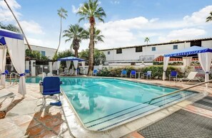 2 kolam renang terbuka 