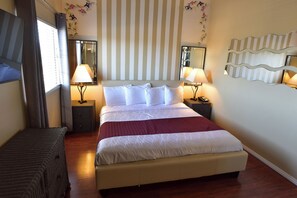 Deluxe Suite, 1 Katil Raja (King) dengan Katil Sofa, pemandangan gurun | Ruang kerja komputer riba, langsir/tirai gelap terus 