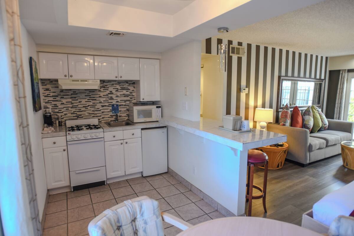 Laptop workspace, blackout curtains, iron/ironing board, free WiFi