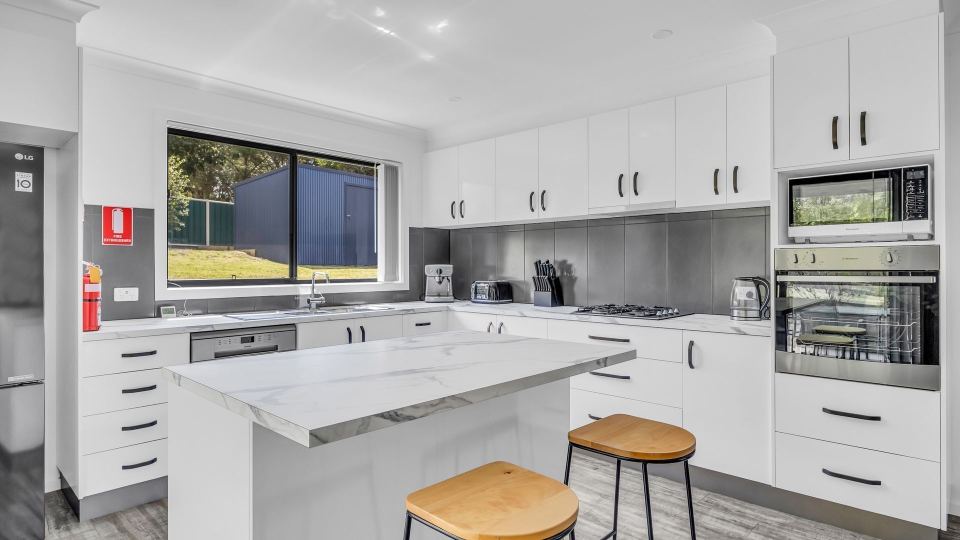 Een koelkast, een microgolfoven, een oven, een vaatwasser