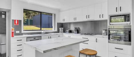 Kühlschrank, Mikrowelle, Ofen, Geschirrspüler