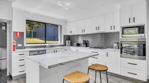 Kühlschrank, Mikrowelle, Ofen, Geschirrspüler