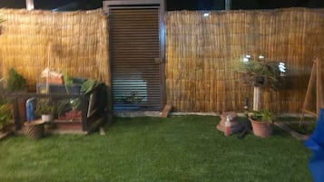 Rumah Keluarga, pemandangan kebun | Teras/patio