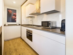 ثلاجة، ميكروويف، فرن، ماكينة لصنع القهوة/الشاي