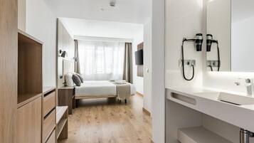 1 dormitorio, tabla de planchar con plancha, Internet y ropa de cama