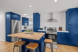 Fridge, microwave, oven, stovetop - Modern & Central Abode: Heart of Dogtown- STL Zoo & Forest Park (St. Louis)