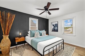 2 bedrooms, iron/ironing board, free WiFi, bed sheets - Modern & Central Abode: Heart of Dogtown- STL Zoo & Forest Park (St. Louis)