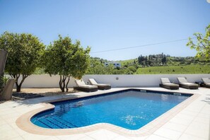 حمّام سباحة خارجي