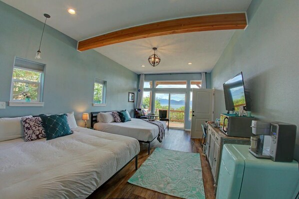 1 bedroom, iron/ironing board, WiFi, bed sheets - Oceanfront Luxury Suite Overlooking Kachemak Bay and Homer Spit! (Homer)