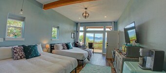 Oceanfront Luxury Suite Overlooking Kachemak Bay and Homer Spit!