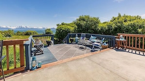 A deck with outdoor furniture and a view of mountains and a lake. - Oceanfront Luxury Suite Overlooking Kachemak Bay and Homer Spit! (Homer)