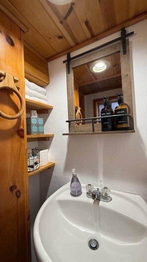 Dusj, hårføner og håndklær