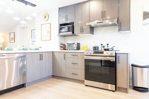 ثلاجة، ميكروويف، فرن، موقد طهي مسطح