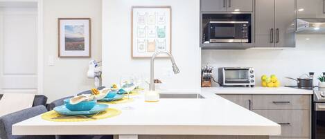 雪櫃、微波爐、焗爐、爐具