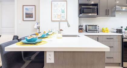 Private 2-bed/2-bath unit above garage. 20min YYZ ∙ 25min Toronto. 1.5h Niagara