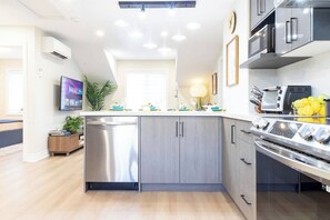 ثلاجة، ميكروويف، فرن، موقد طهي مسطح