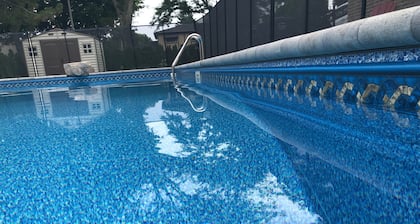 Private 2-bed, 2-bath guest apt above garage. 20m to Pearson, 25m to Toronto, 1.5h to Niagara.