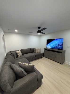 Una Smart TV, una chimenea, videojuegos, un reproductor de DVD