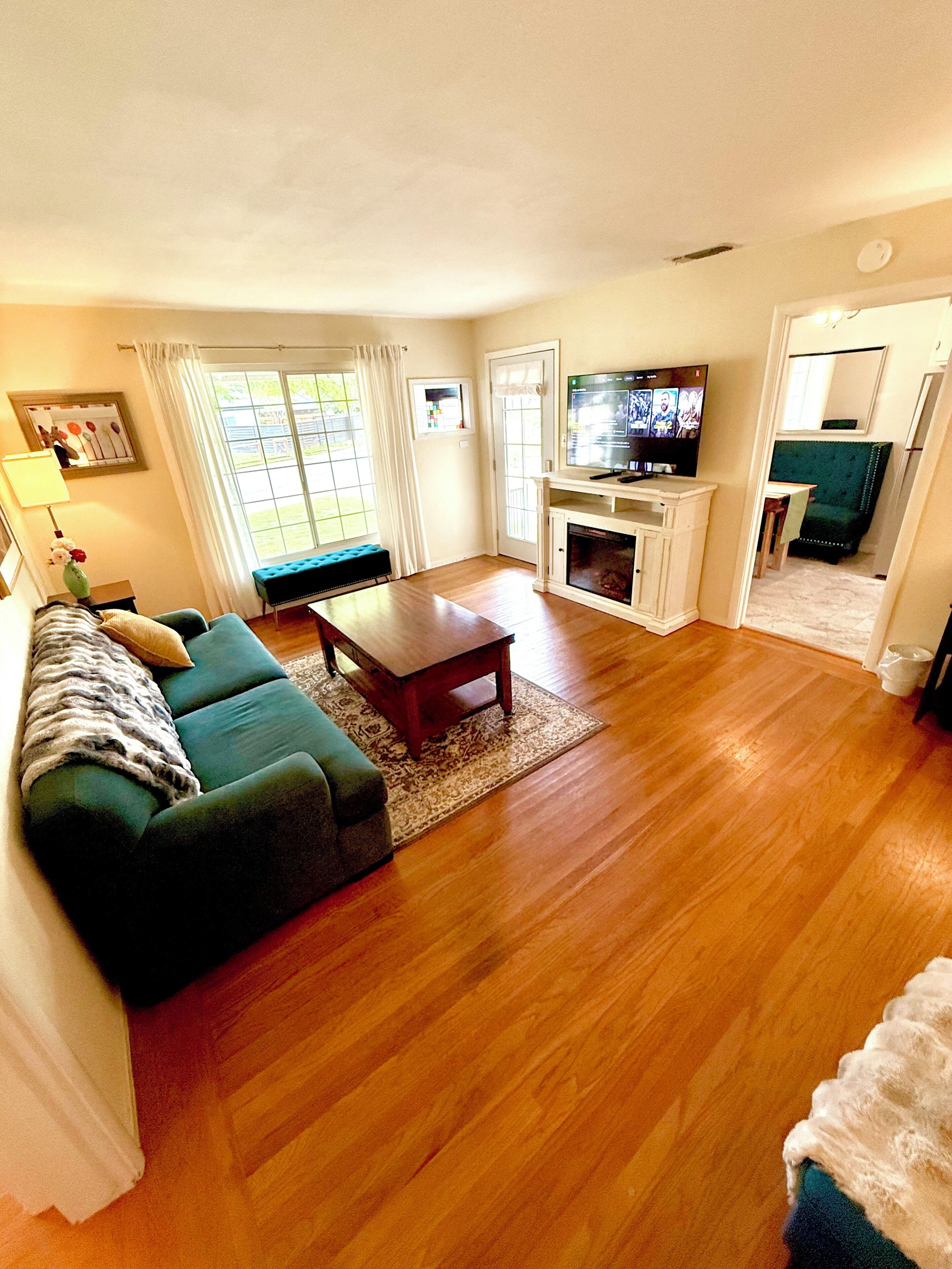 Smart TV, fireplace