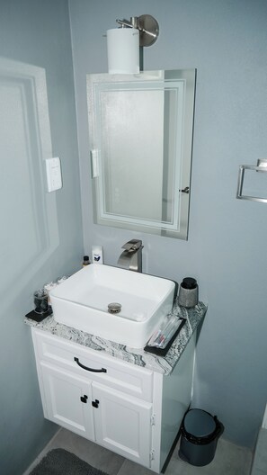 Shower, hair dryer, towels, soap - Soothing apartment with AC in charming Gros Islet and Pool Access (Castries)