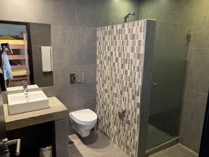 Bathroom - Lost & Found Hostel & Suites (Albufeira)