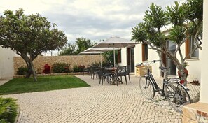 Outdoor dining - Lost & Found Hostel & Suites (Albufeira)