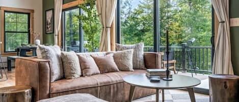 Smart-TV, Kamin, Videospiele, Tischfußball