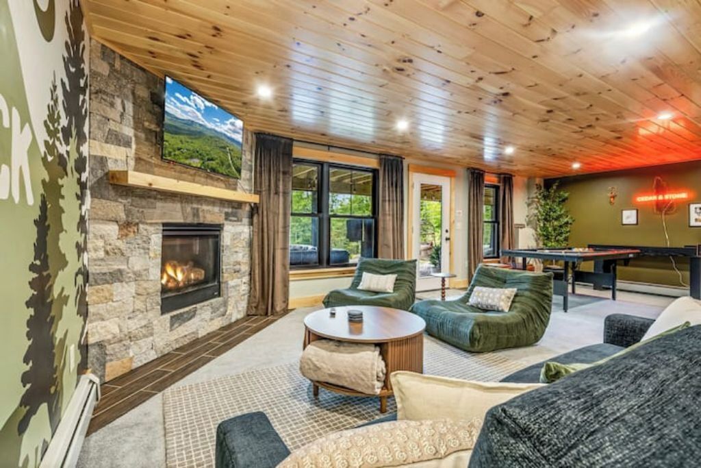 Älytelevisio, takka, videopelejä, pöytäjalkapallopöytä