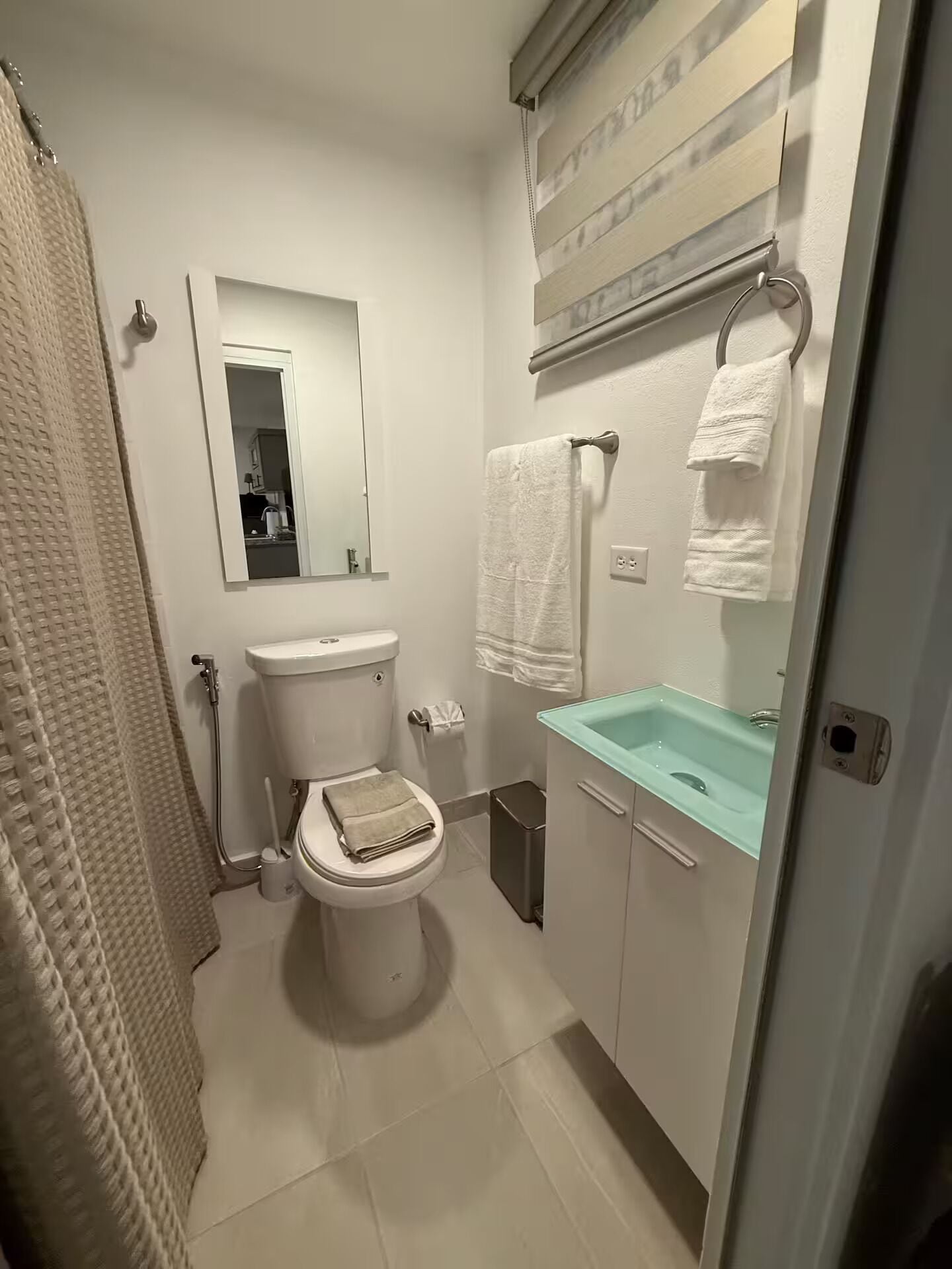 Een douche, een haardroger, handdoeken, zeep