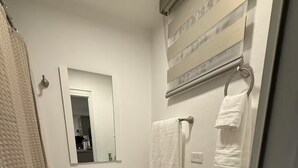 Un bagno con WC, lavabo e doccia.