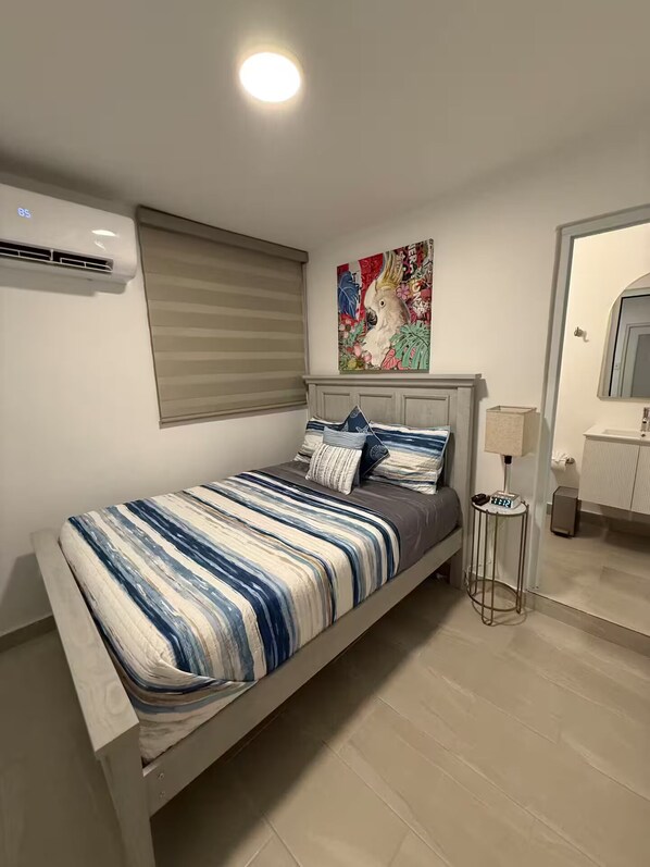 1 habitación, tabla de planchar con plancha, wifi y ropa de cama