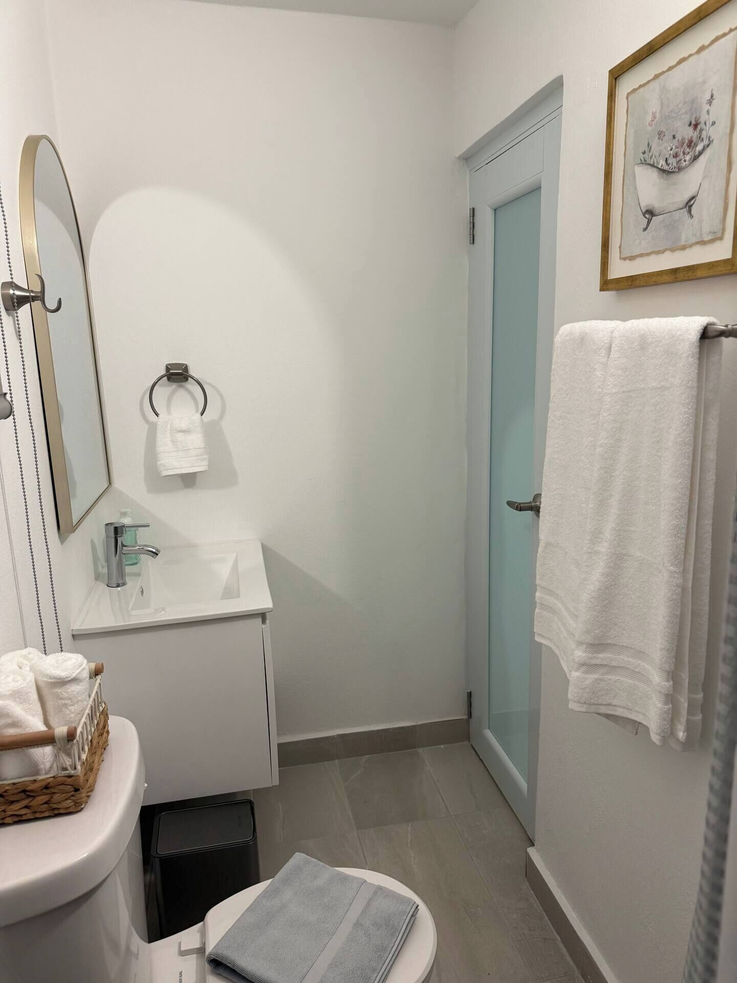 Suihku, hiustenkuivaaja, pyyhkeet, saippua