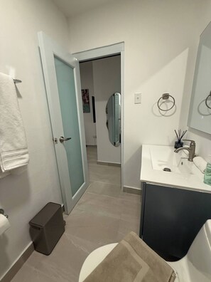 Suihku, hiustenkuivaaja, pyyhkeet, saippua