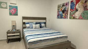 1 quarto, ferros/tábuas de passar roupa, roupa de cama