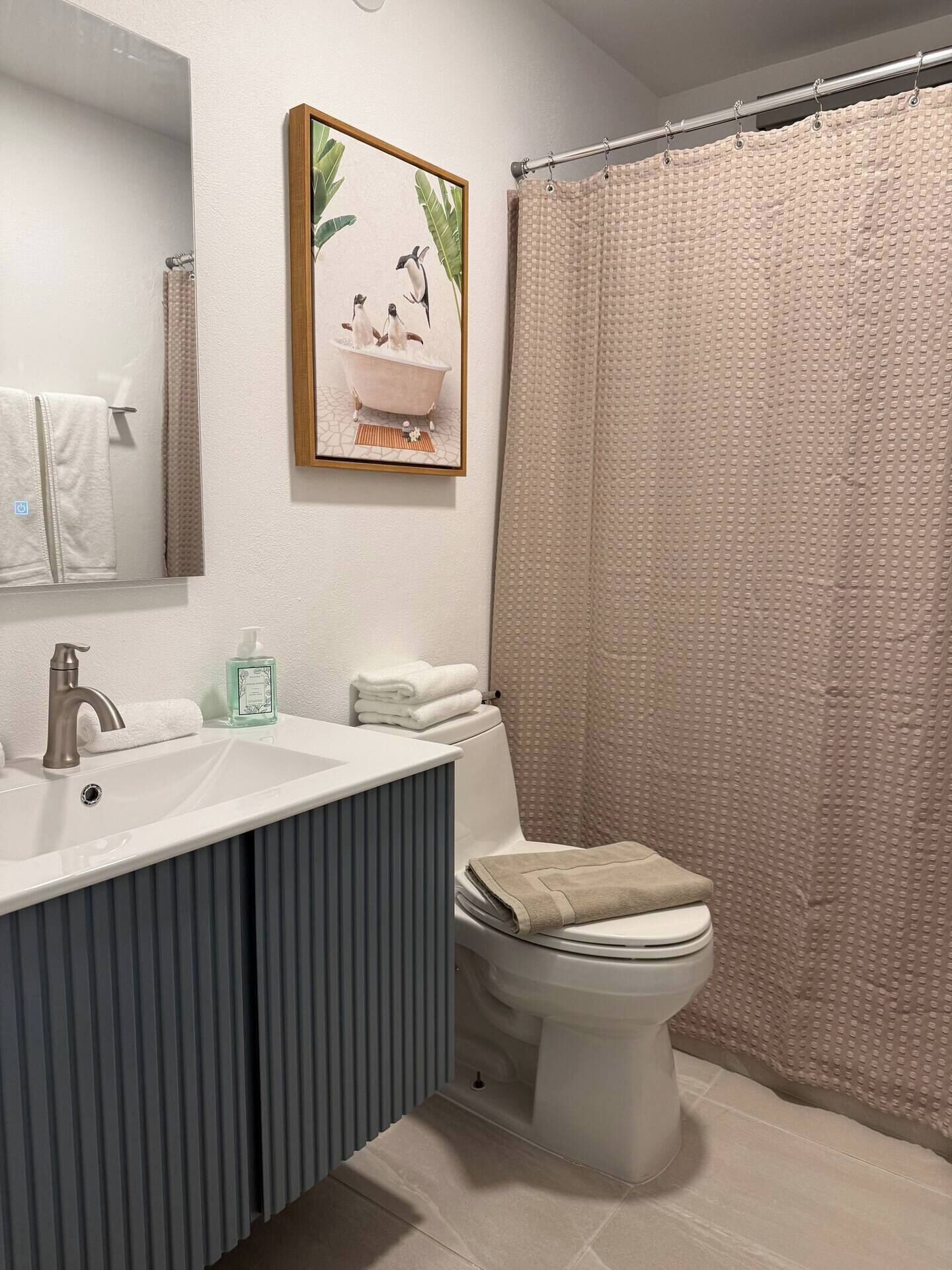 Suihku, hiustenkuivaaja, pyyhkeet, saippua