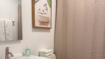 Een douche, een haardroger, handdoeken, zeep