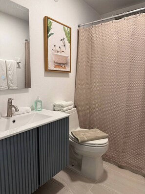 Doccia, asciugacapelli, asciugamani, sapone