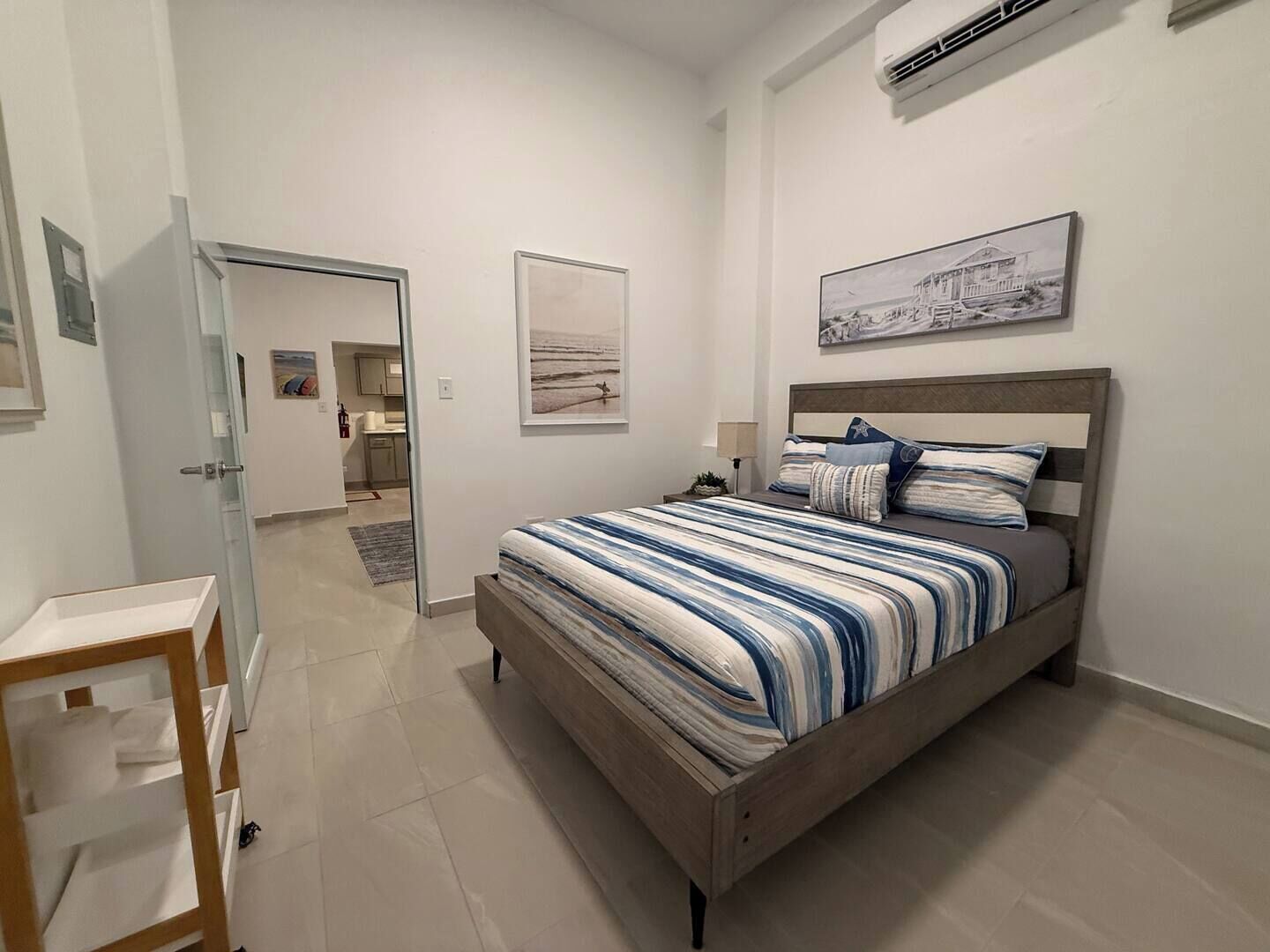 1 habitación, tabla de planchar con plancha, wifi y ropa de cama 