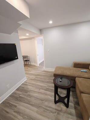 TV - Pleasant Stay Mississauga (Mississauga)