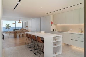 Réfrigérateur, four à micro-ondes, un four, surface de cuisson