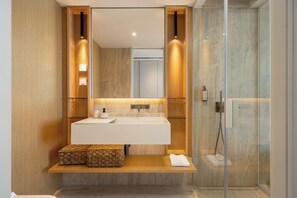 Shower, hair dryer, towels - Savoy Monumentalis VII – Comfort & Luxury (Funchal)